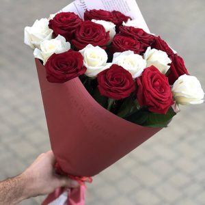 21 червона і біла троянда в Тернополі фото