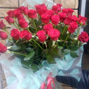 35 красных роз на праздник фото
