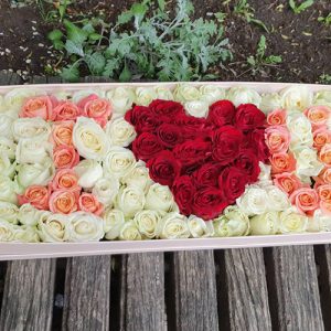 великий букет троянд в коробці у формі I love You для коханої