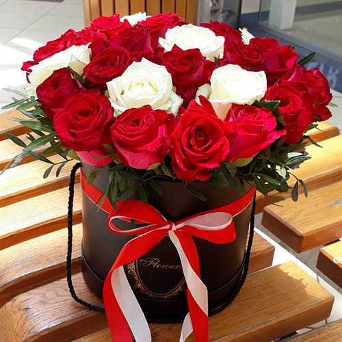 букет червоно-білих троянд в коробці фото