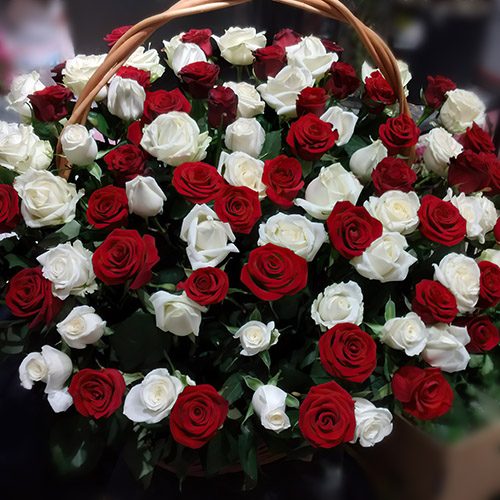 Фото товара Кошик червоних і білих троянд у Тернополі