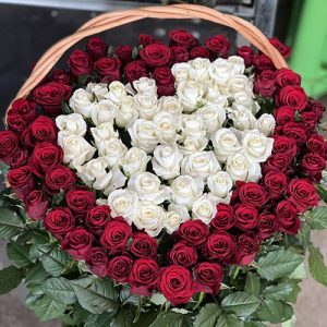 букет у вигляді серця зі 101 троянди в кошику