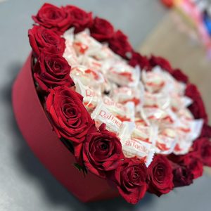троянди та цукерки рафаелло в коробці серцем фото подарунка
