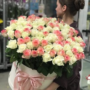 капелюшна коробка 101 біла та рожева троянда в Тернополі фото